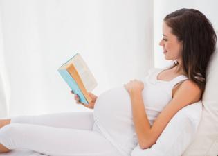 εγκυος γυναικα διαβαζει βιβλιο