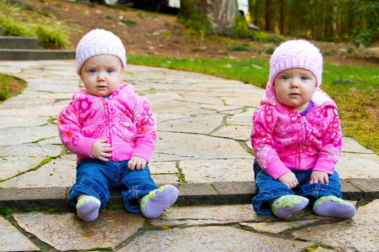 Jana och Milica, våra tvillingflickor