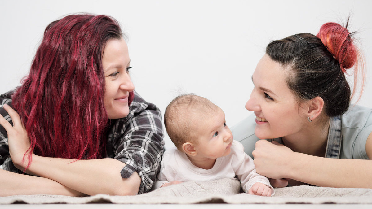 coppia di donne con il loro bambino