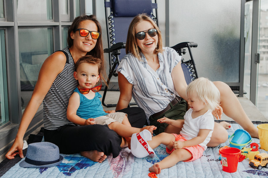 famiglia gay con 2 mamme e I loro figli