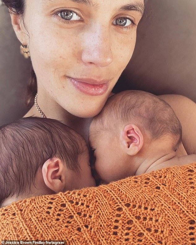 η τζέσικα μπράουν με τα νεογέννητα μωρά της