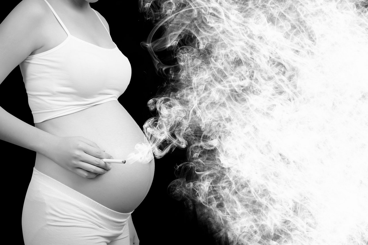 εγκυος γυναικα καπνιζει