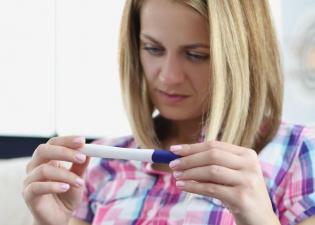 γυναικα κανει τεστ εγκυμοσυνης