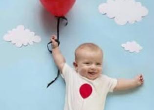 Baby with baloon