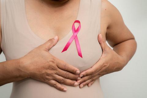 γυναικα δοκιμαζει νεα θεραπεια για καρκινο μαστου